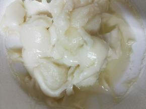 蒸好的麻薯加入玉米油，趁温热时把油揉进去