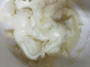 蒸好的麻薯加入玉米油，趁温热时把油揉进去
