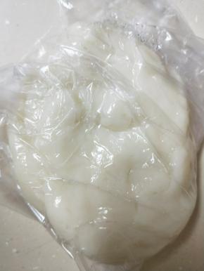 揉好的麻薯装保鲜袋，放入冰箱冷藏备用