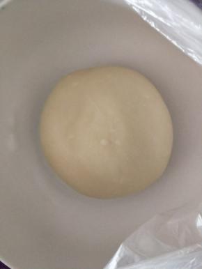 用保鲜膜盖好，醒发20分钟左右