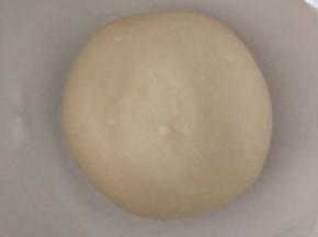 用保鲜膜盖好，醒发20分钟左右