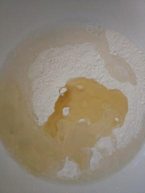 把油酥原料全部混合均匀