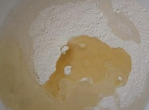 把油酥原料全部混合均匀