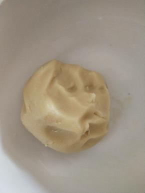 油酥揉成团，用保鲜膜盖好