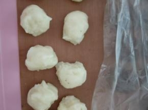 把红豆馅和麻薯分别等分10份，用保鲜膜盖好