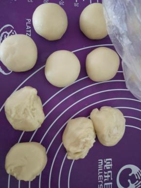 把水油皮和油酥分别等分成5份，揉圆，用保鲜膜盖好