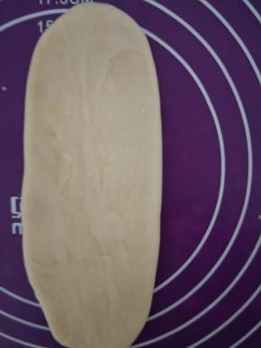 取一个面团，从中间向上向下擀成长舌状