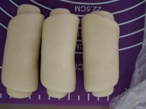 从上向下卷起，全部卷好，用保鲜膜盖好