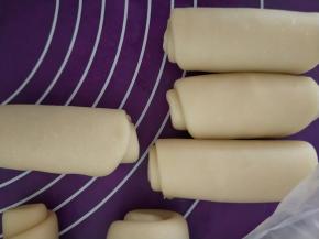 从上向下卷起，全部卷好后，用保鲜膜盖好