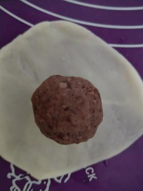 取一份麻薯擀开，包入一份红豆馅，收口捏紧，十份依次包好