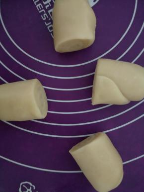 把卷好的面团从中间一切为二切开