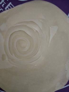 切面朝下，从中间向四周擀成圆形