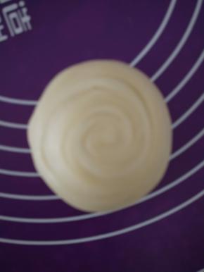 包入麻薯红豆馅，收口捏紧向下