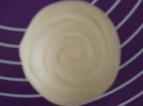 包入麻薯红豆馅，收口捏紧向下