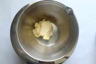 黄油先室温软化好，用手指轻按能按下个印