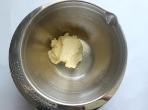 黄油先室温软化好，用手指轻按能按下个印