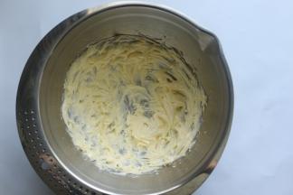 黄油放入打蛋盆里，用电动打蛋器打到羽毛状