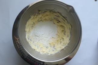 再加入糖粉和盐，