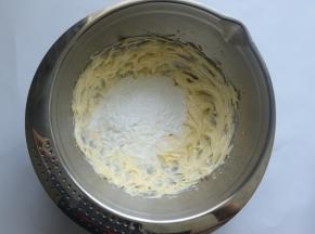 再加入糖粉和盐，