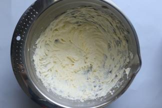 用电动打蛋器搅打均匀，