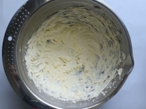 用电动打蛋器搅打均匀，