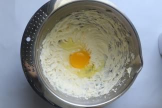 鸡蛋打入黄油里