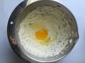 鸡蛋打入黄油里