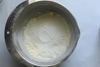 筛入低筋面粉，