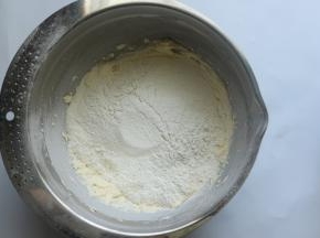 筛入低筋面粉，