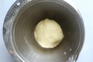 再用刮刀拌均用手把面团揉成团，装入保鲜袋里放到冰箱里冷冻30分钟