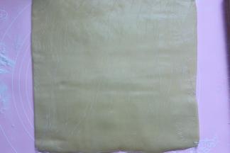 冷冻好的面团拿出来放在台面上用擀面杖擀成薄片