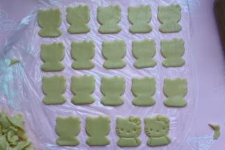 然后再用Holle kitty卡通饼干模具印出造型来