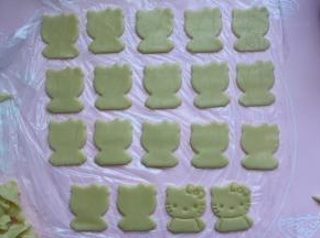 然后再用Holle kitty卡通饼干模具印出造型来