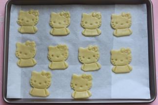 然后用把印好造型的饼干胚放在事先放好油纸的烤盘上