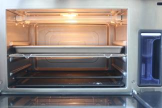 烤箱提前预热180度10分钟，然后饼干放入烤箱中层，180度15分钟，中途注意观察，四周微微焦黄就好