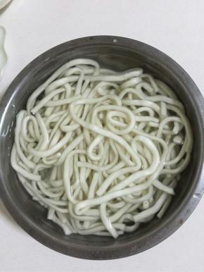 土豆粉用开水烫一下捞出沥干水分备用！

