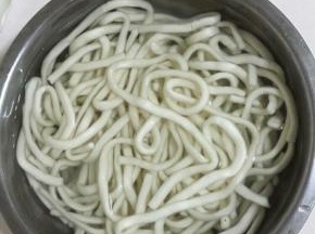 土豆粉用开水烫一下捞出沥干水分备用！

