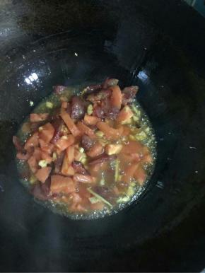 放入切好的西红柿丁翻炒片刻后，加入适量的盐翻炒均匀！

