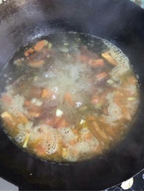 加入适量的开水煮沸！
