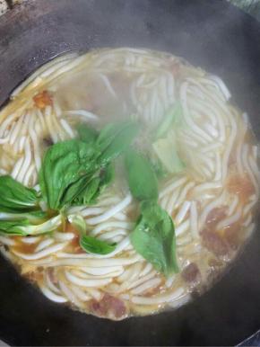 加入洗好的青菜再煮一分钟左右！