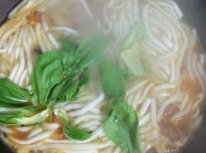 加入洗好的青菜再煮一分钟左右！