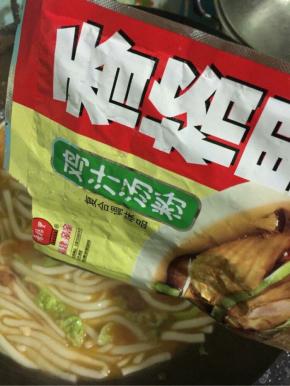 起锅前放入适量的鸡汁汤调味料就可以了！

