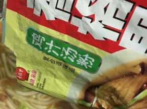起锅前放入适量的鸡汁汤调味料就可以了！

