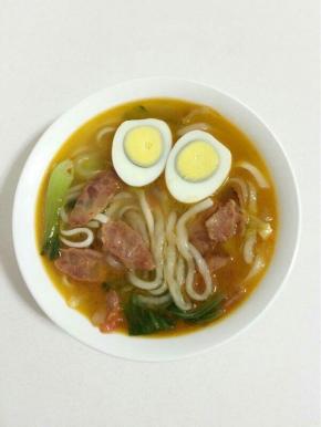 把鸡蛋切开放在上面就可以开吃啦！