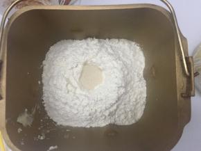 除黄油和盐外，将所有材料放入面包机里，酵母放在面粉上面再用盖住