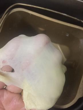 面包机调好和面程序，和面15分钟，揉至表面光滑，能拉出厚膜来