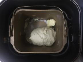再放入软化好的黄油和盐