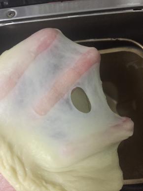 然后再起动和面程序，揉面10分钟，揉到能拉出竖韧的薄膜来即可，中间戳
   个洞，洞口是光滑的