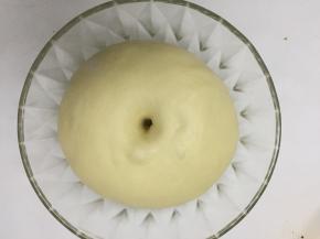 用手指沾面粉，戳个洞，不回缩
即可