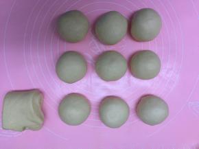 发酵好的面团，拿出来按压排气，分成每个面团60克，分成9份，然后剩下
的面团做超人的鼻子，然后揉圆盖上保鲜膜进行醒面15分钟